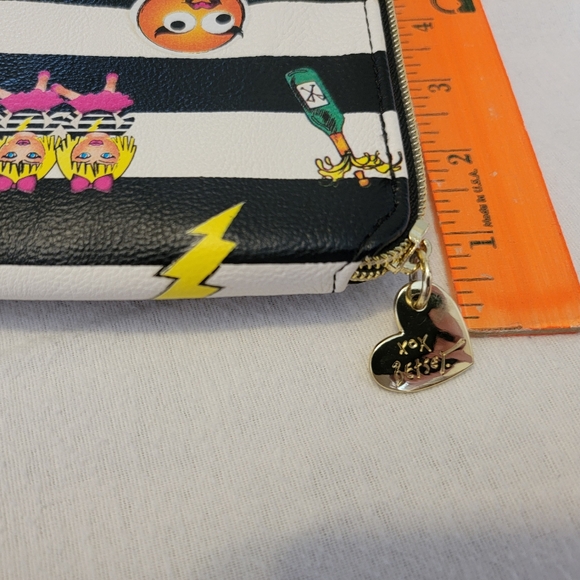 Betsy Johnson Emoji Cross Body Bag - Picture 5 of 7